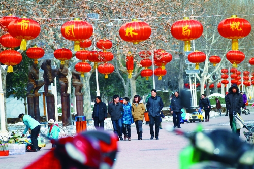 昨天，鄭州市文博廣場(chǎng)上已掛起了燈籠。