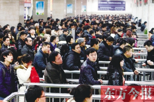 鄭州火車站迎來節(jié)后最后一波客流高峰。昨日，售票廳內(nèi)人頭攢動(dòng)
