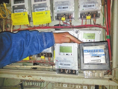 　跟智能電表（左）相比，老式機(jī)械電表（右）就像個“老古董”。