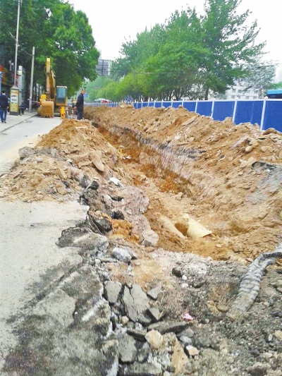 文化路大修改造工程，目前西半幅圍擋已基本鋪設(shè)到位。