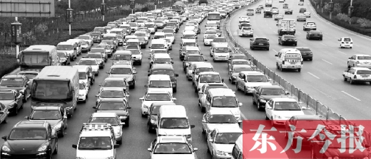 21日，鄭州市中州大道，大量擁堵的汽車將寬寬的道路變成“停車場”