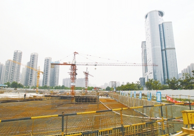 中州大道與金水東路東北角，正在建一座大型停車場。