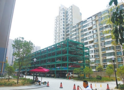 商城路與英協(xié)路交叉口附近的濱河綠苑小區(qū)內(nèi)，剛剛建好一個立體停車場。