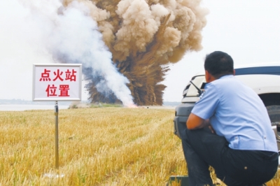 民警點(diǎn)火，引爆爆炸物品。