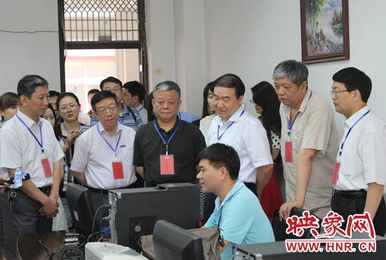 在評卷質(zhì)檢組,工作人員介紹說,今年有四級質(zhì)檢(即小組質(zhì)檢、題組質(zhì)檢、學(xué)科質(zhì)檢、省質(zhì)檢),確保嚴(yán)把質(zhì)量