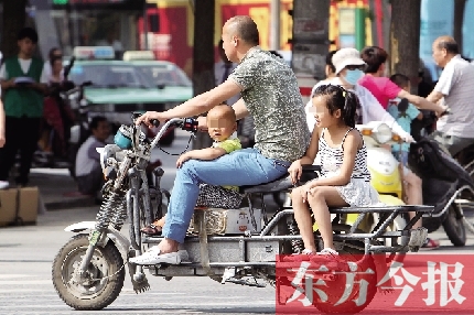 這樣帶著孩子，一個剎車，孩子就有可能摔下車