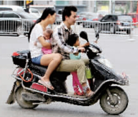 帶著孩子騎電動車，安全一定要放在第一位。