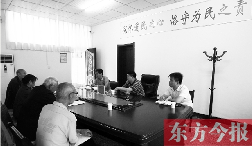 6月16日，幾位蘭考市民在向縣委副書記毛衛(wèi)豐反映問題。