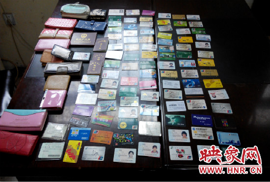 在日常執(zhí)勤當中，巡防隊員經常能撿到很多的身份證和銀行卡。