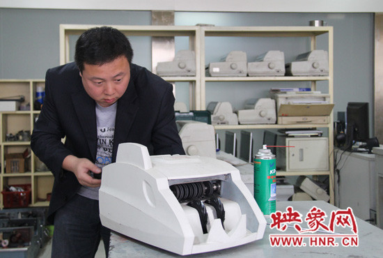 陸涌每天的工作就是和機(jī)器“談心”、發(fā)現(xiàn)故障、修好它們。
