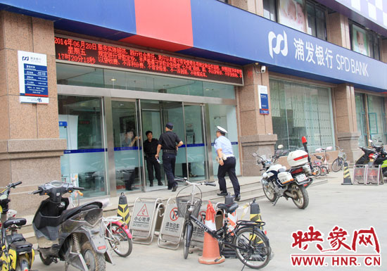 民警趕到現(xiàn)場(chǎng)了解情況。