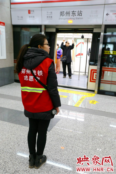 在前期的志愿工作中鄭州地鐵主要與市各大高校合作組建志愿者服務(wù)隊(duì)。