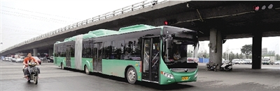 昨日上午，一輛B3快速公交測(cè)試車行駛在西三環(huán)的線路上。