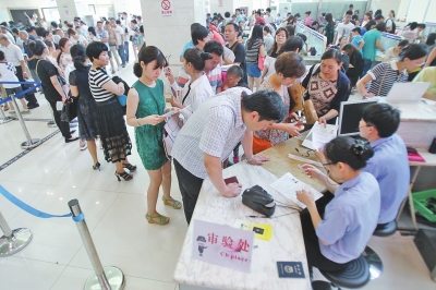 6月30日上午9時(shí)20分，鄭州市公安局出入境管理處辦事大廳內(nèi)擠滿前來辦理護(hù)照、簽證的群眾。