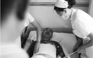 昨天，鄭州市第一人民醫(yī)院，被打傷的鄭州管城區(qū)執(zhí)法隊員唐建偉在接受治療。