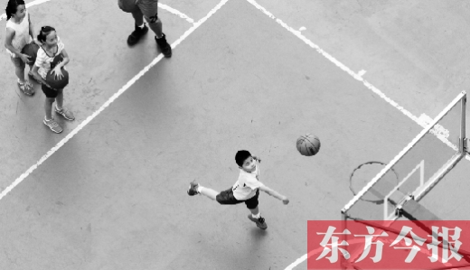 7月2日，河南工業(yè)大學籃球場內(nèi)，幾名孩子正在接受籃球訓練