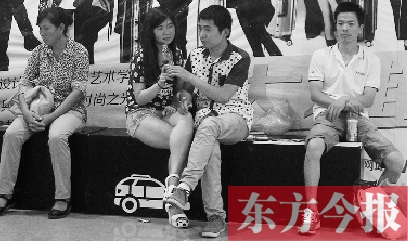昨天，火車站地一大道納涼點已有許多市民坐在商場的椅子上乘涼