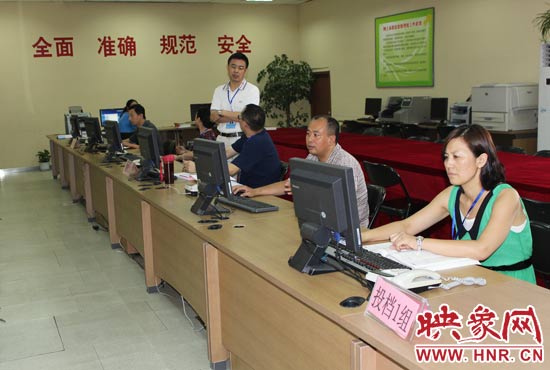 今年我省高招錄取工作正在平穩(wěn)正常開展，圖為投檔組工作人員。