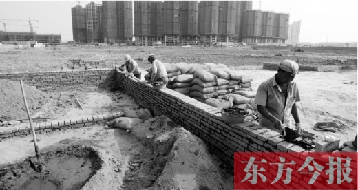 7月8日，鄭州市銀鶯路南端，一處新建的小學(xué)和中學(xué)剛剛開始動工