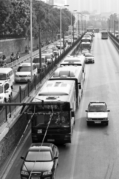 大量的機(jī)動車由京廣路向北前行，右拐后涌上中原路地下道。