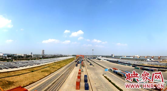 鄭州鐵路集裝箱中心站內(nèi)，滿載貨物的國際班列從這里開出。段晉哲/攝