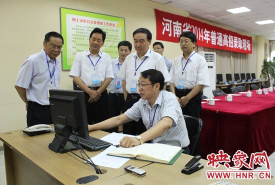 副省長(zhǎng)徐濟(jì)超在高招錄取現(xiàn)場(chǎng)聽取工作人員匯報(bào)。
