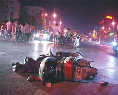 一輛白色無牌奧迪轎車在通過路口時，將一名騎電動車的女子撞飛十多米