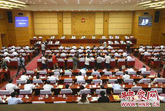 7月29日下午，河南省十二屆人大常委會第九次會議召開關(guān)于職業(yè)教育專題詢問會。