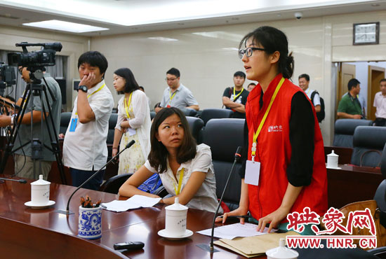 映象網(wǎng)記者就網(wǎng)友關(guān)心熱點問題向省教育廳副廳長尹洪斌提問。