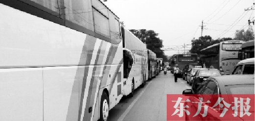 昨日，只能由東向西單行的鄭州市城南路上，闖進了由西向東行駛的大巴車，造成嚴重交通擁堵