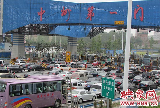 鄭州機場收費站口（中州第一門）車輛排隊擁堵情況嚴重。
