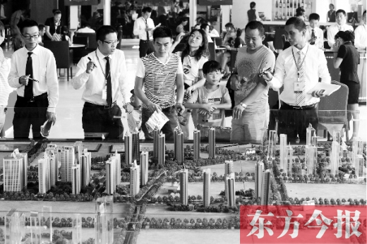 昨天上午，在鄭州市區(qū)一售樓部內(nèi)，看房的顧客比平時多了不少