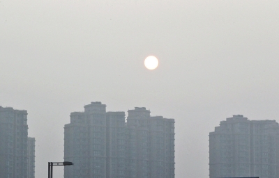 昨天，鄭州市區(qū)，霧霾遮擋的太陽像個(gè)月亮。