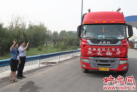 運(yùn)送救災(zāi)物質(zhì)的貨車出發(fā),奔赴災(zāi)區(qū)。