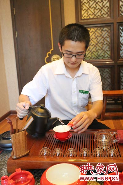1、水壺里的水煮沸，李克勤把茶葉放進(jìn)茶荷里，準(zhǔn)備溫杯沖茶