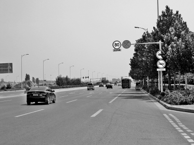 走訪鄭開大道，記者發(fā)現(xiàn)路上的限速標(biāo)志已明顯減少。