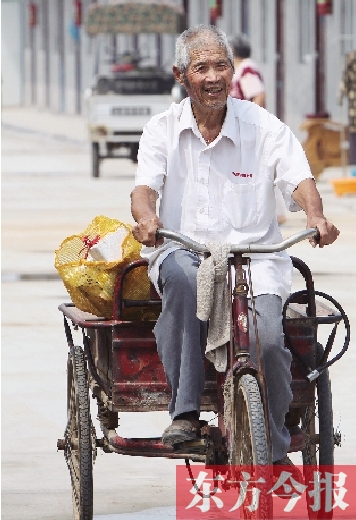 83歲的胡新有老人每天下午都騎著三輪車出門撿廢品，換的錢都捐了出去