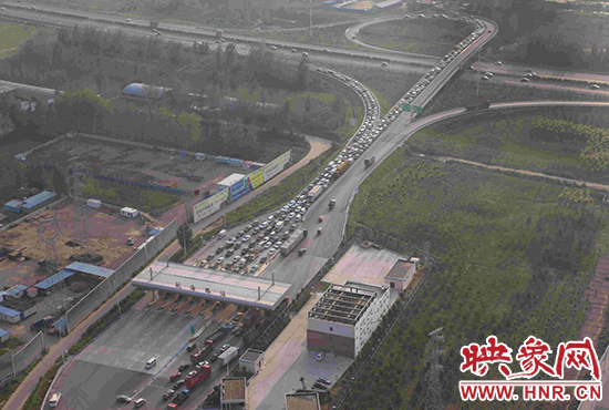 圖為鄭州環(huán)城高速航海路上下口，已經(jīng)出現(xiàn)車輛排隊情況。