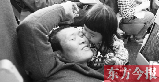 女兒嘟嘟不時的親吻是他最好的“鎮(zhèn)痛藥”。