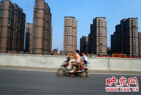 三環(huán)快速路開通后，仍有一些電動(dòng)車違規(guī)上橋。