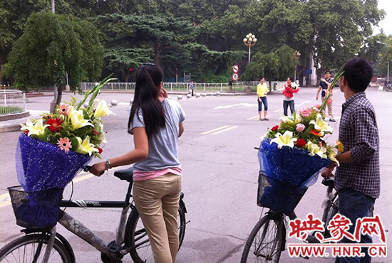 在鄭州大學南校區(qū)，有不少學生三五成群，手捧鮮花。
