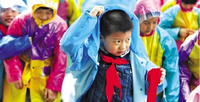 昨日下午,農(nóng)科路上一小學(xué)放學(xué)時,孩子們大部分都穿著雨披。