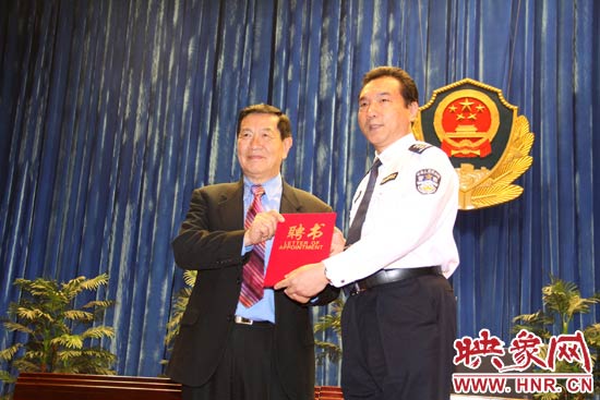在歡迎儀式上，李昌鈺博士從鐵路警察學院院長郝宏奎手中接過了客座教授的聘書。