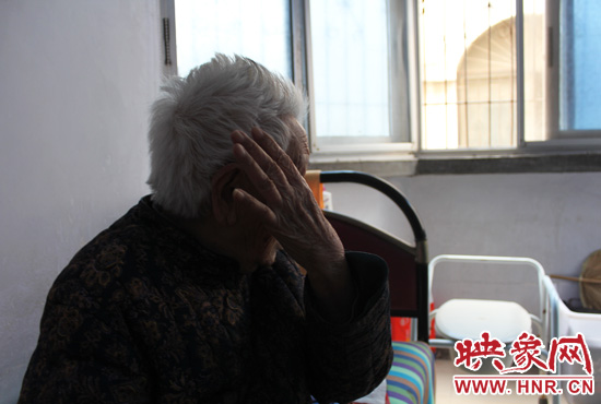 說起敬老院要搬遷,老太太忍不住流眼淚。