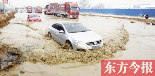 昨日的水坑現(xiàn)場，“坑車”的情況仍在繼續(xù)上演