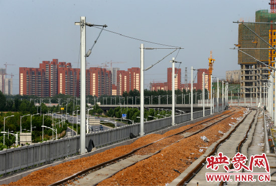 現(xiàn)代化的城際鐵路為日新月異的城市發(fā)展帶來了新的活力。