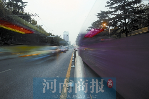 如今的建設(shè)路拓寬了不少，各種車輛川流不息（照片為多次曝光合成）