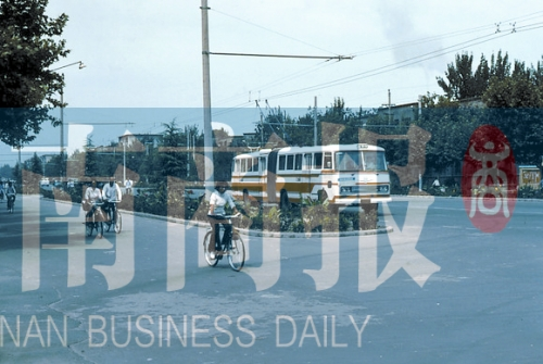 1983年的建設(shè)路，已經(jīng)有了電車
