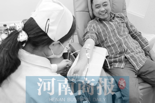 昨天，有市民看了商報(bào)報(bào)道后，前往獻(xiàn)血點(diǎn)獻(xiàn)血 記者 張郁/攝