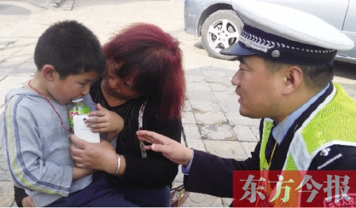 昨日，5歲的男孩獲救后，向民警講述被拐經(jīng)過(guò)。